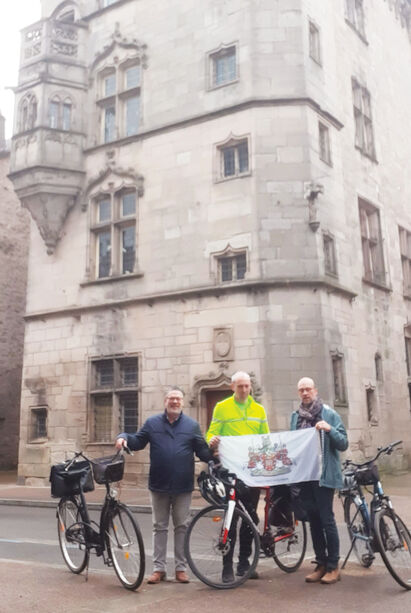 Liam O'Brien prêt à repartir dans la fraîcheur matinale du mois de mars. Ici, en compagnie de Frédéric Burghard et Didier Hua. Liam O'Brien prêt à repartir dans la fraîcheur matinale du mois de mars. Ici, en compagnie de Frédéric Burghard et Didier Hua.